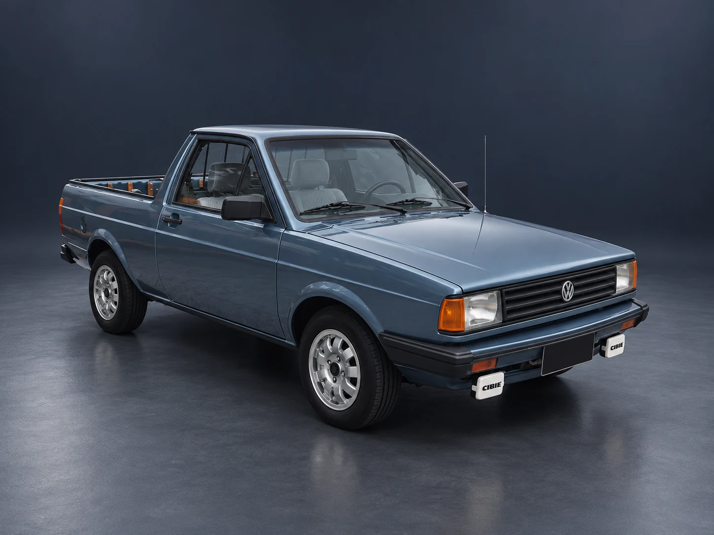 Volkswagen Saveiro GL azul acinzentada em vista dianteira de três quartos, com placa ocultada